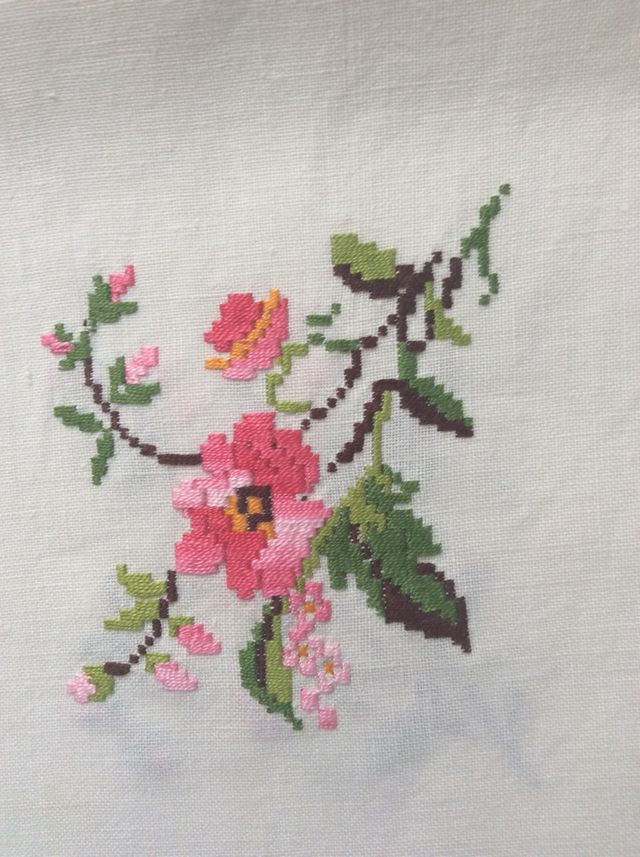 Mantel grande de hilo bordado a mano