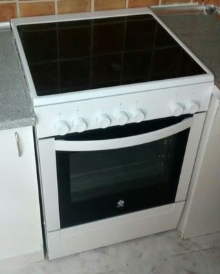 BALAY vitroceramica + horno eléctrico de segunda mano por 180 EUR en  Zaragoza en WALLAPOP