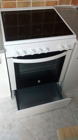 BALAY vitroceramica + horno eléctrico de segunda mano por 180 EUR en  Zaragoza en WALLAPOP