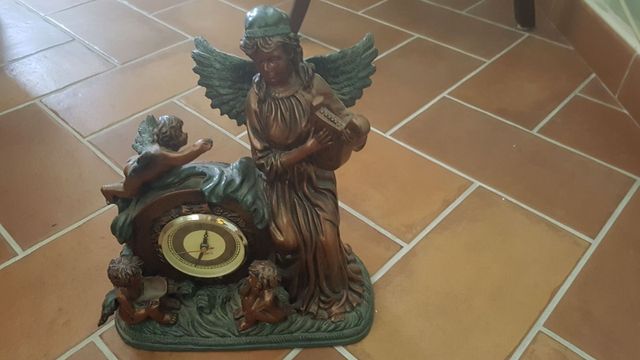 Reloj pintado en bronce
