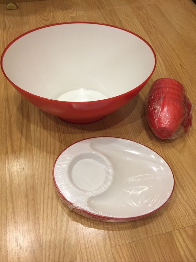Ensaladera, tazas y platos