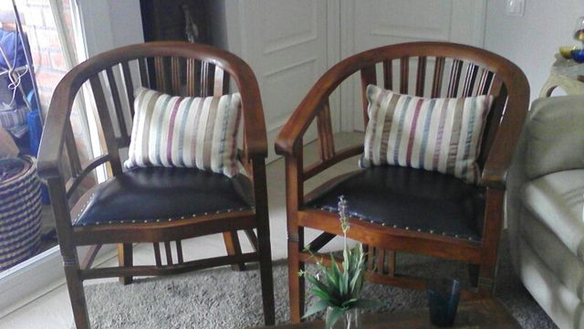 sillón de madera tropical y piel