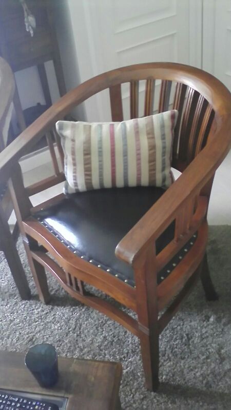 sillón de madera tropical y piel