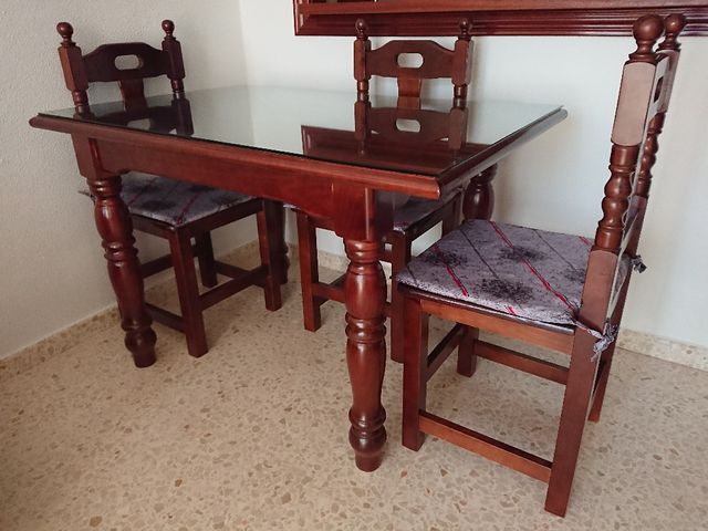 Mesa comedor más juego de cuatro sillas de segunda mano por 240 € en ... Mesa comedor más juego de cuatro sillas de segunda mano por 240 € en ...