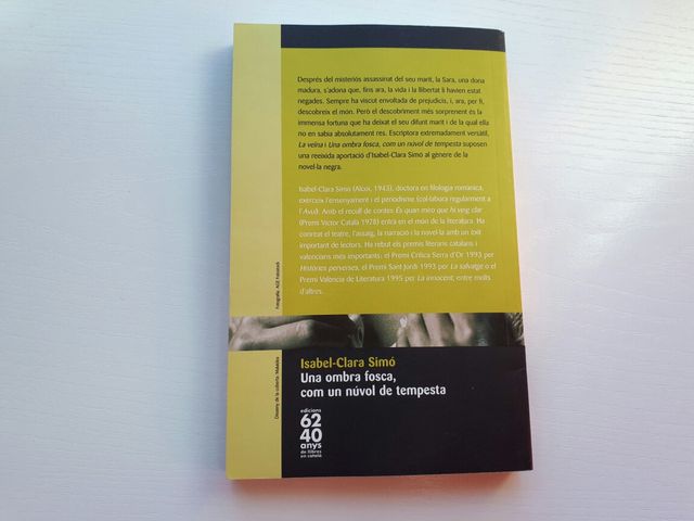 Libro "Una ombra fosca, com un núvol de tempesta"