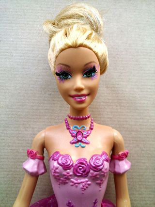 barbie con pestañas