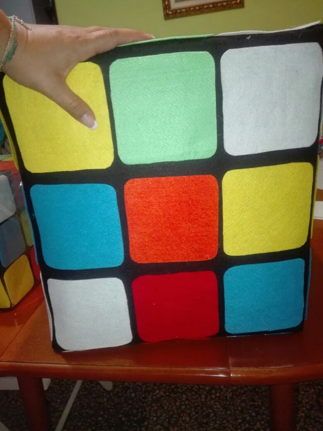 dado rubik para sentarse echo a mano