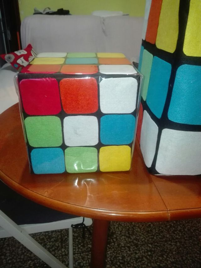dado rubik para sentarse echo a mano