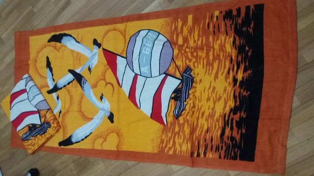 DOS TOALLAS PLAYA SIN ESTRENAR Iguales