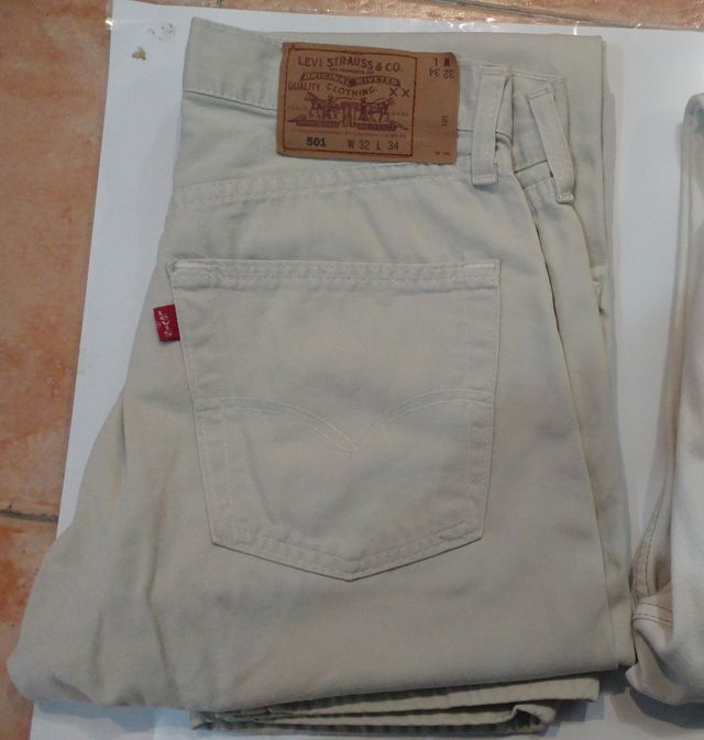 Pantalón Levis 501 w32 beig