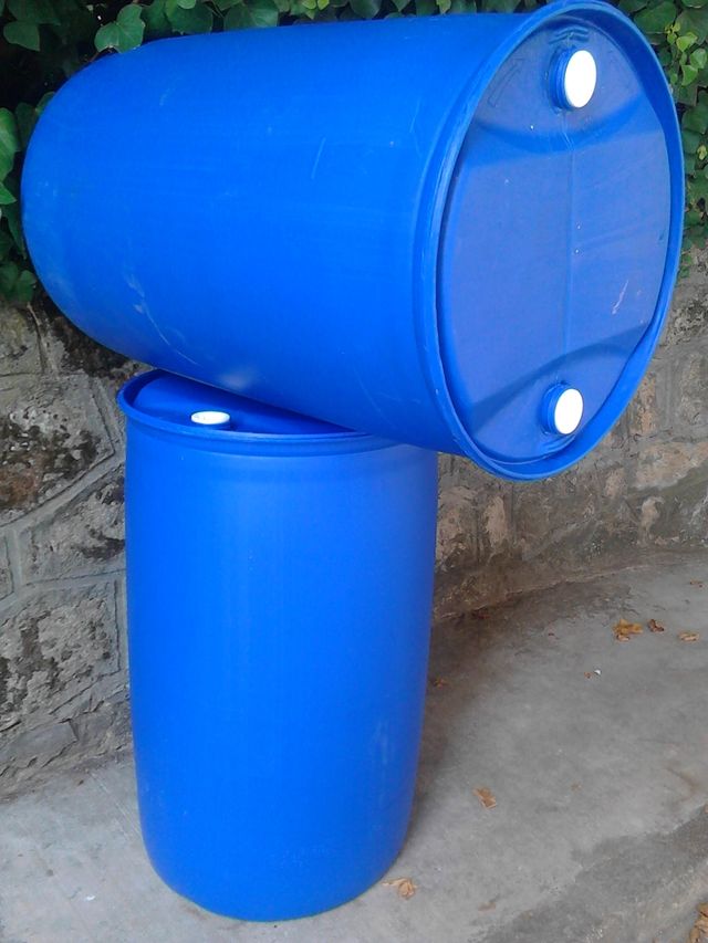 Bidones De Plastico Usados Precio Bidones de plastico para agua (200 litros) de segunda mano por 20 EUR