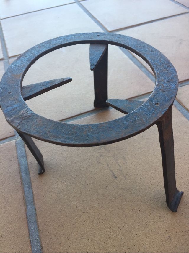 Trébede de hierro antigua