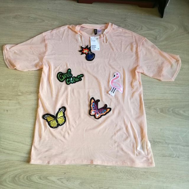 Camiseta parches H&m NUEVA