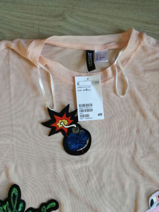 Camiseta parches H&m NUEVA