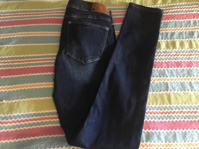 Pantalones tejanos oscuros