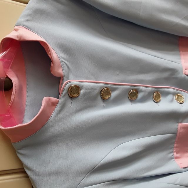 chaqueta militar azul y rosa