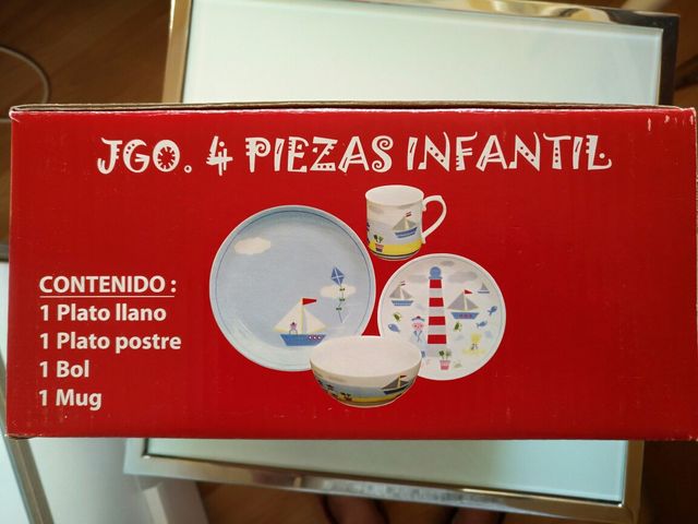 Vajilla infantil de porcelana Santa Clara nueva.