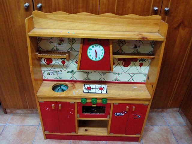 cocina de madera para jugar.