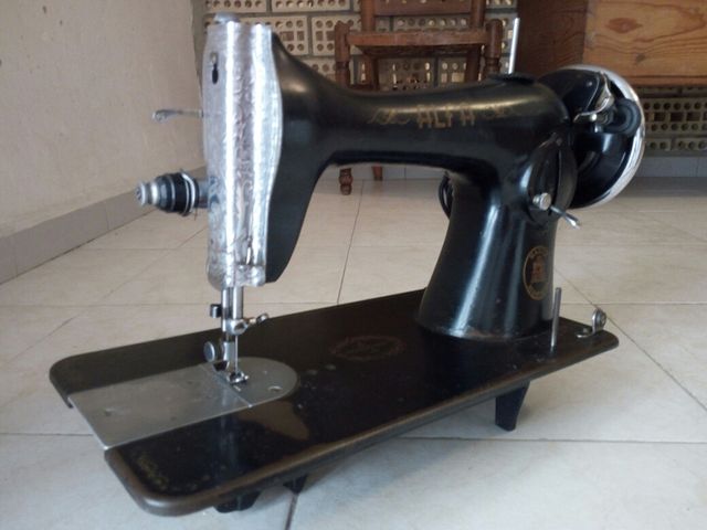 MAQUINA DE COSER VINTAGE ALFA.