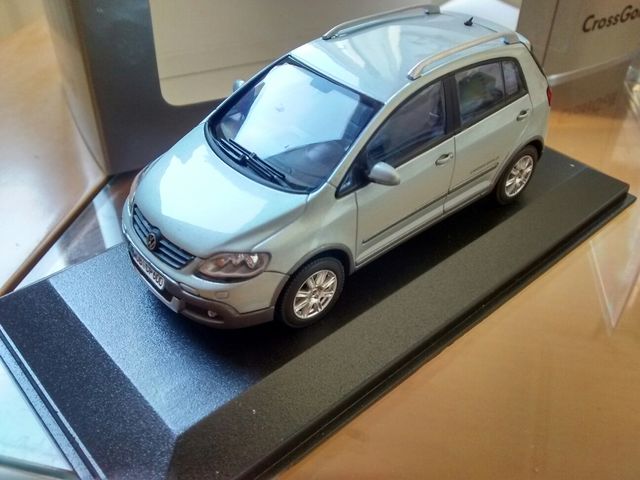 1 Volkswagen Golf CrossGolf de Minichamps 1/43