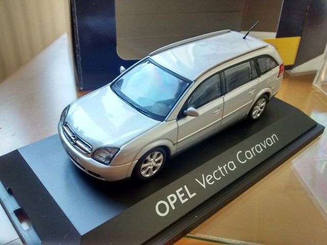 Opel Vectra Caravan de Schuco 1/43
