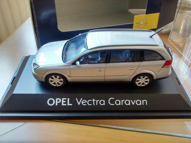 Opel Vectra Caravan de Schuco 1/43