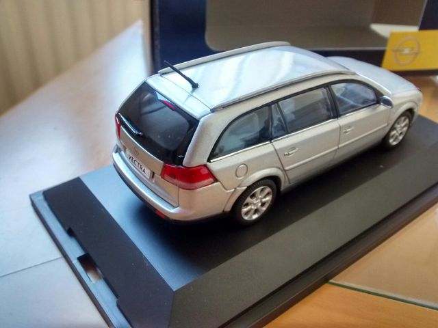 Opel Vectra Caravan de Schuco 1/43