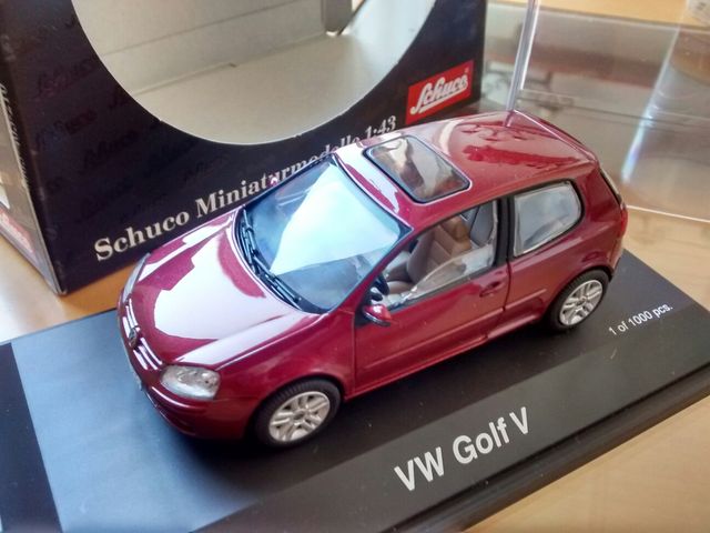 1 Volkswagen Golf de Schuco 1/43