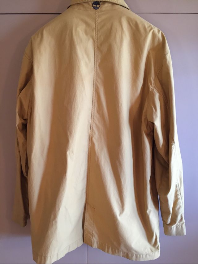 Parka Timberland El color mostaza.