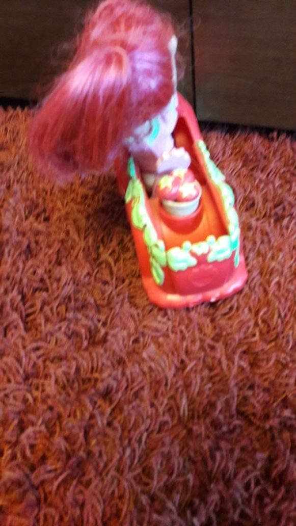 muñeca tarta de fresa con coche