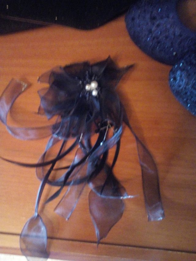 zapatos , bolso y lazo para el pelo