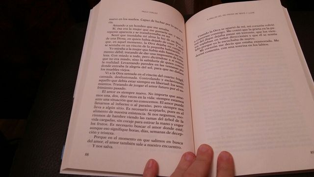 Libro "A orillas del río Piedra me senté y lloré"