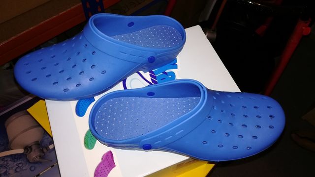 Zapatos sanitarios de segunda mano por 15 € en Torrejón de la Calzada
