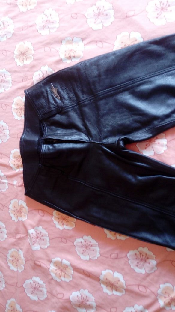 Pantalon Motero de piel.