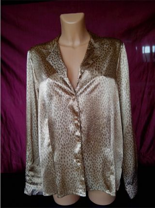 Camisa leopardo satén de segunda mano por 5 € en Madrid en Blusa brillante de satén CremaEstampado de leopardo