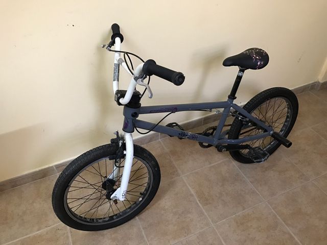 Bicicleta BMX marca Mondraker
