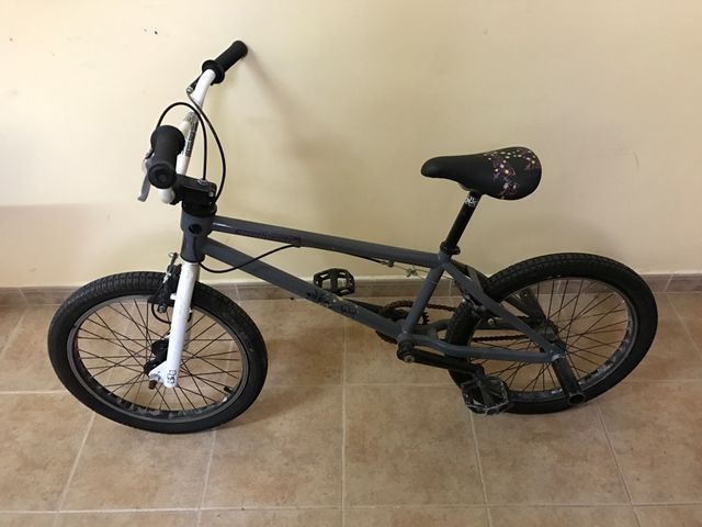 Bicicleta BMX marca Mondraker