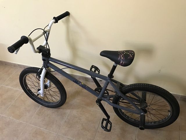 Bicicleta BMX marca Mondraker
