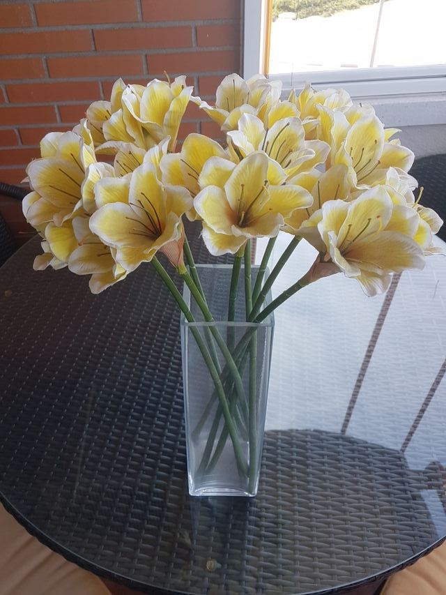 Jarrón con Flores  amarillas