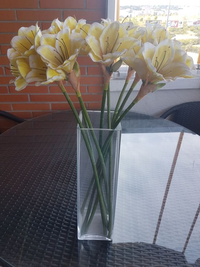 Jarrón con Flores  amarillas