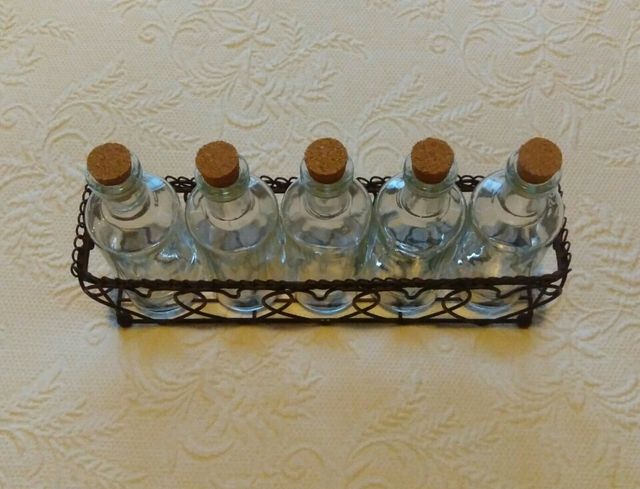 Centro de metal con botellas