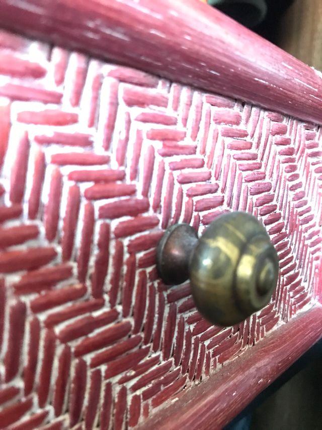 Mueble cajonera mimbre rosa