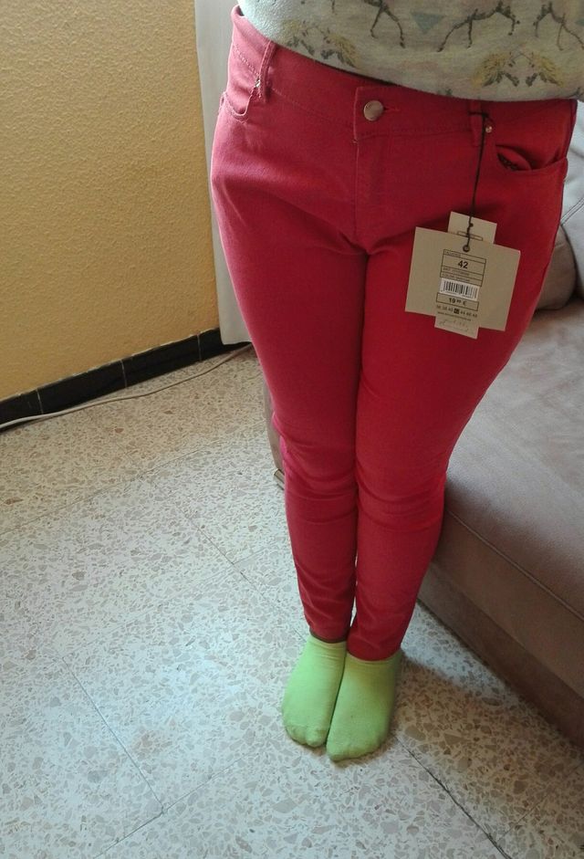 pantalon de encuentro con etiqueta