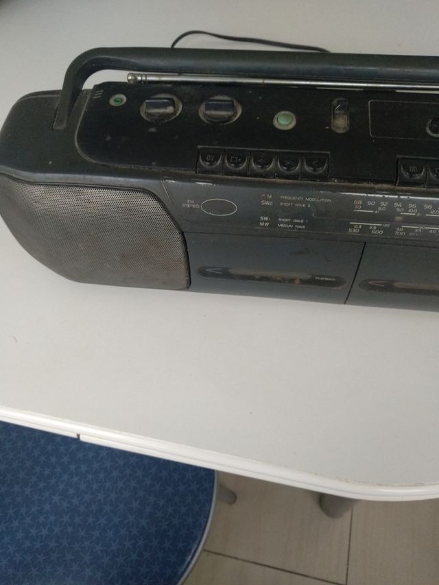 Radio cassette, marca Sanyo, va a pilas y electrid