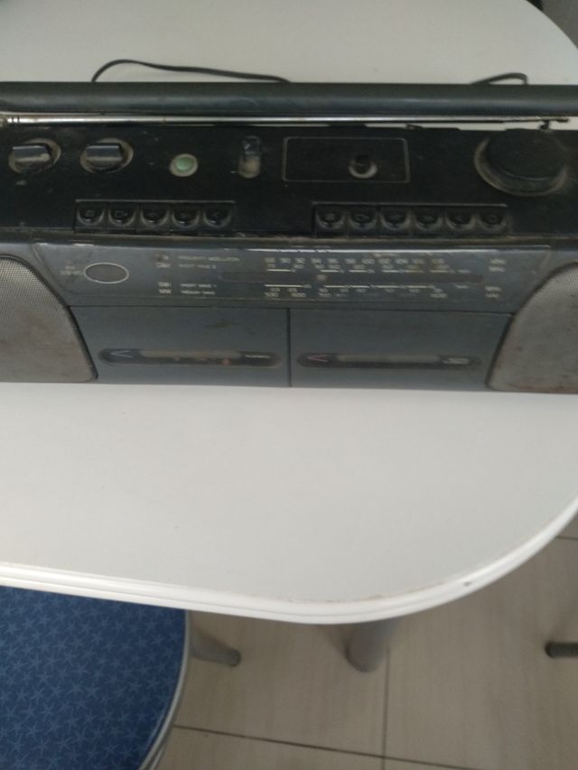 Radio cassette, marca Sanyo, va a pilas y electrid