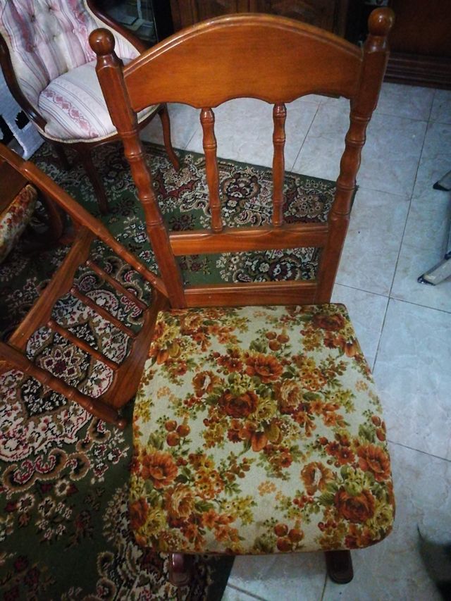 Mesa de madera maciza, 4 sillas y 2 sillones