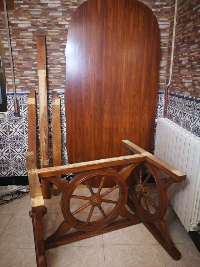 Mesa de madera maciza, 4 sillas y 2 sillones