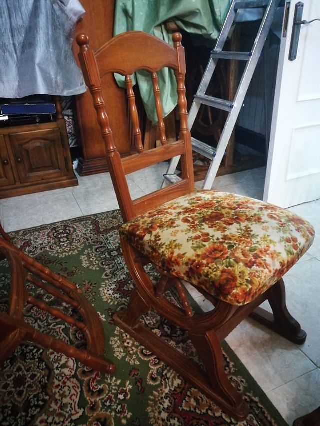 Mesa de madera maciza, 4 sillas y 2 sillones