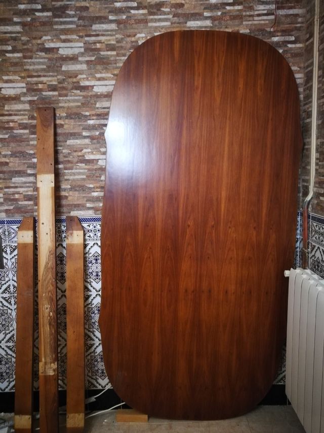 Mesa de madera maciza, 4 sillas y 2 sillones