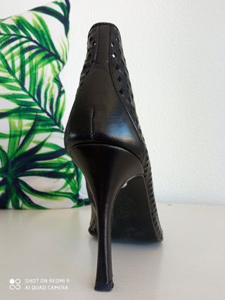 Botines calados Zara de segunda mano por 10 EUR en Cádiz en WALLAPOP
